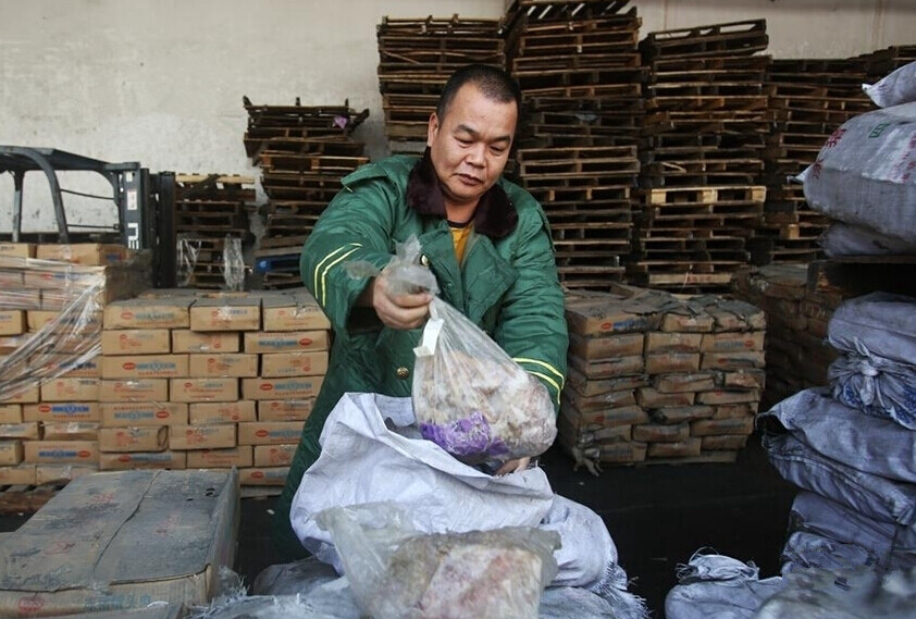 According to a Xinhua News Agency report on June 3, China‘s General Administration of Customs said it had confiscated more than 100,000 tons of frozen meat with an estimated value of more than 3 billion yuan (US$490 million) in a nationwide anti-smuggling campaign, including some dating from the 1970s. The meat was bound for restaurants in second- and third-tier cities in China.