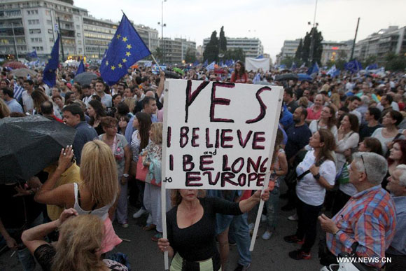 Thousands of Greeks take part in a rally to urge voters to say 'Yes' in the July 5 referendum in Athens, Greece, on June 30, 2015. Greece's pro euro camp staged a new rally in front of the parliament in central Athens on Tuesday evening, as the Eurogroup was holding an emergency teleconference seeking a last minute debt deal to avert a financial meltdown and possible Grexit this summer. [Photo/Xinhua]
