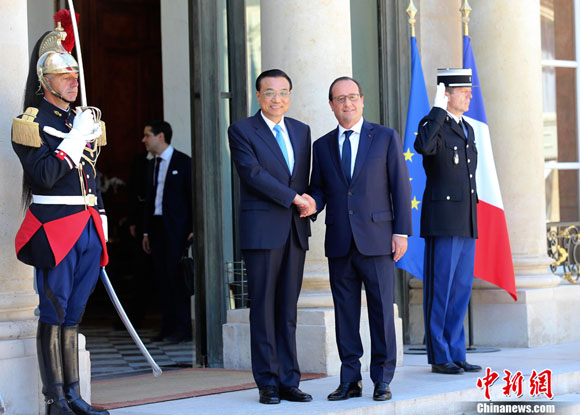 Chinese Premier Li Keqiang meets with French President Francois Hollande, Tuesday, June 30, 2015. China and France agreed Tuesday to set up a mutual fund to support their joint cooperation with third parties. [Photo/Chinanews.com]