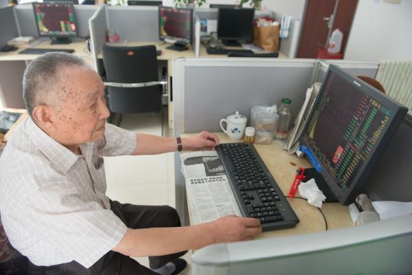 Shi kunsen checks the stock trends on the internet. 