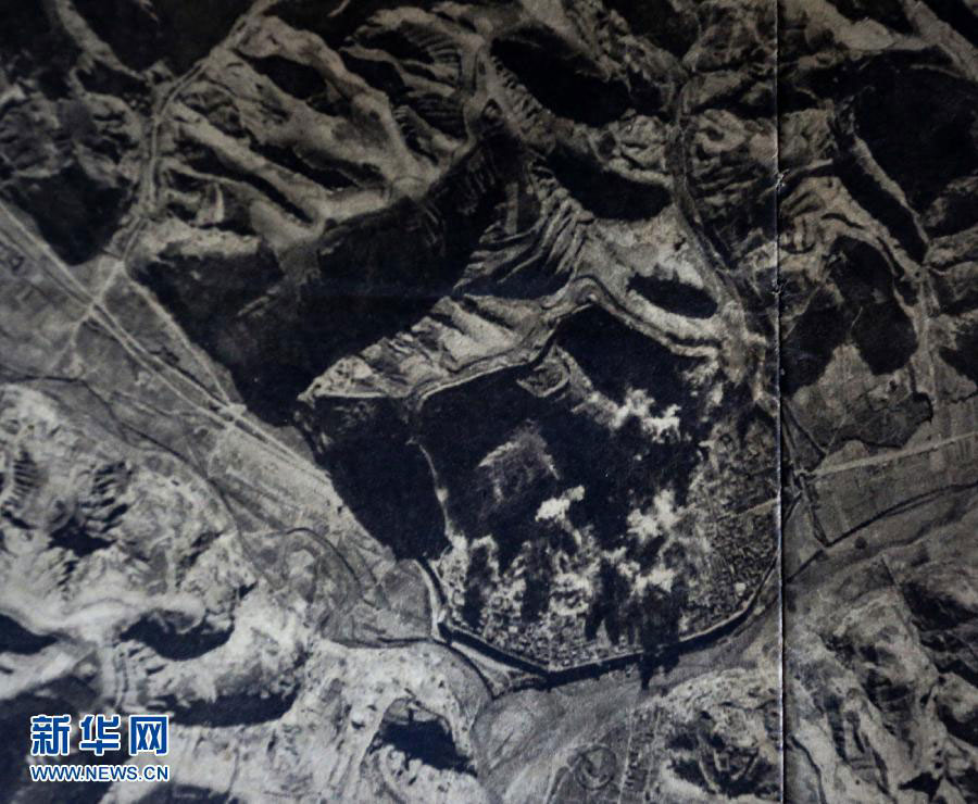 Japanese troops attack Yan'an with air strikes on October 15, 1939. Many munitions depots caught fire and the whole city was covered by thick black smoke. [Photo: Xinhua] 