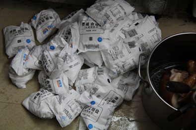 A massive fake salt production case is cracked down by Chinese police. [Photo: gz.ifeng.com] 