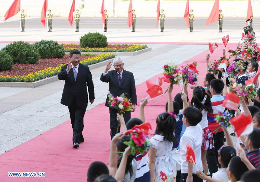 Chinese President Xi Jinping (L) holds a welcoming ceremony for Singaporean President Tony Tan Keng Yam in Beijing, capital of China, July 3, 2015.