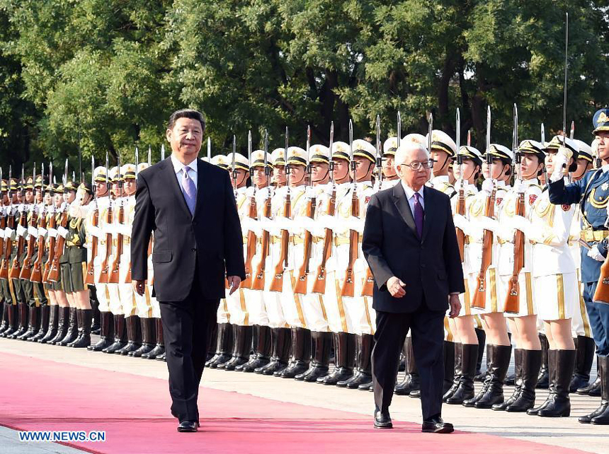 Chinese President Xi Jinping (L) holds a welcoming ceremony for Singaporean President Tony Tan Keng Yam in Beijing, capital of China, July 3, 2015.