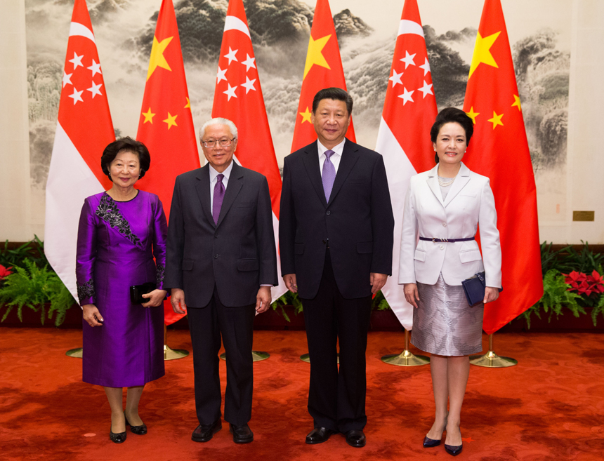 Chinese President Xi Jinping (2nd R) and his wife Peng Liyuan (1st R) pose for a group picture with Singaporean President Tony Tan Keng Yam and his wife during a welcoming ceremony in Beijing, capital of China, July 3, 2015. 