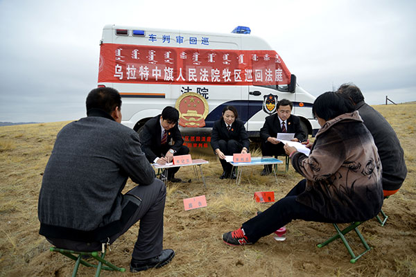 Court staff workers hear a civil case on a pasture in the Urad Middle Banner in the Inner Mongolia autonomous region in December.[Photo/Xinhua]