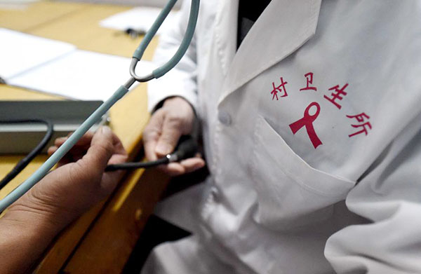 An HIV positive patient, not pictured, receives a blood pressure test in Weishi county, Central China's Henan province in this Nov 30, 2015 file photo. [Photo/Xinhua]