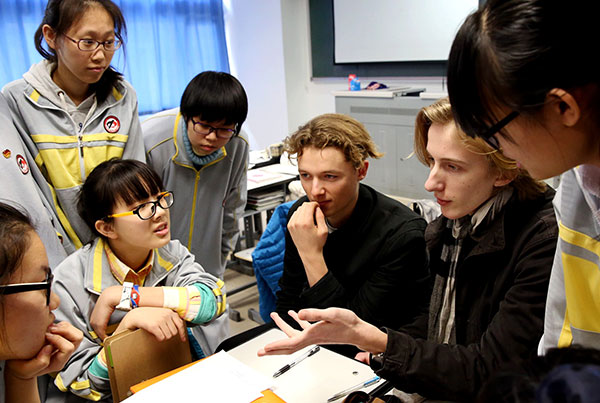 Middle school students from Denmark in discussion with Chinese students at an English class at Beijing No 2 Middle School in March. In September, the State Council, China's Cabinet, released details of proposed reforms to the gaokao that will underline the importance of English in the exam.[Photo/Xinhua]