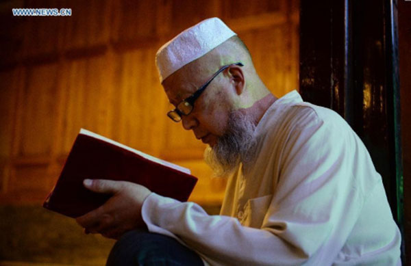 A muslim reads the Quran in a mosque in Xi'an, capital of Northwest China's Shaanxi province, June 17, 2015, the first day of the holy month of Ramadan. [Photo/Xinhua]