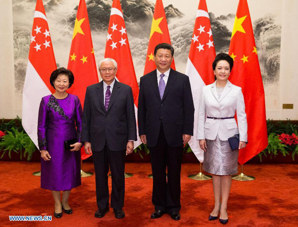 Chinese President Xi Jinping (2nd R) and his wife Peng Liyuan (1st R) pose for a group picture with Singaporean President Tony Tan Keng Yam and his wife during a welcoming ceremony in Beijing, capital of China, July 3, 2015.