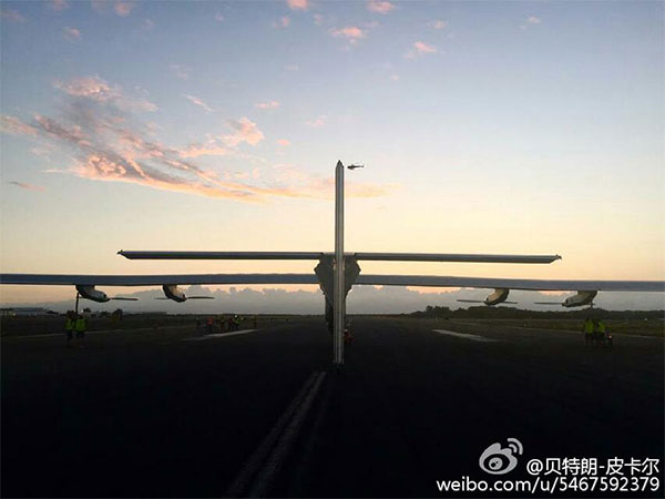 The Swiss-made solar-powered plane Solar Impulse 2 safely lands at Kalaeloa Airport in Honolulu, Hawaii, at 5:51 a.m. local time, July 3, after 118-hour non-stop flight over Pacific. [Photo / Weibo]