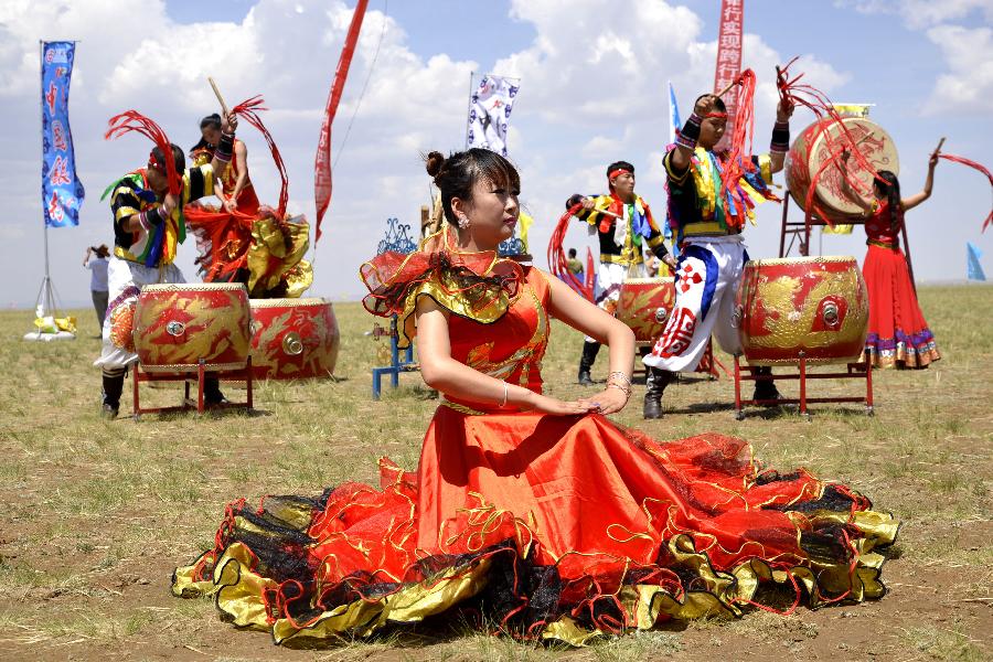 Actors perform a traditional dance during a Nadam fair in Urat Middle Banner, north China's Inner Mongolia Autonomous Region, July 4, 2015. Nadam is a mass traditional Mongolian festival where people celebrate harvests and pray for good luck. [Xinhua]