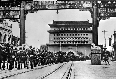 1937年7月29日,日本侵略军占领北平,通过前门大街(资料照片).