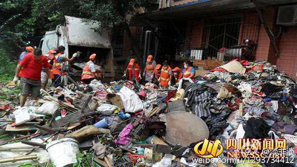 The garbage cleared from the old man's house.[Photo from Sina Weibo]