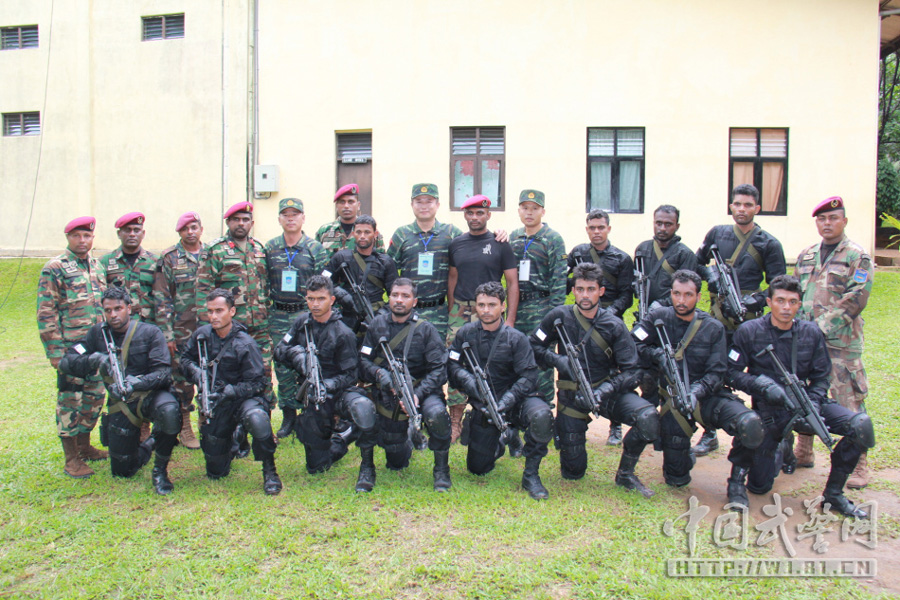 An undated photo shows soldiers from Chinese armed police forces and Sri Lankan army take a group photo on the sidelines of a joint drill held in Sri Lanka. [Photo: wj.81.cn]