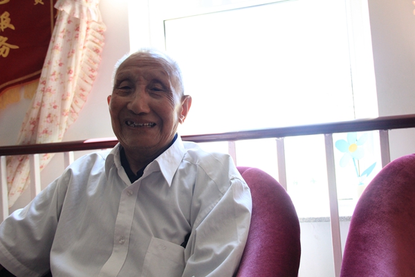 Shen Fusheng, 86, is a retired soldier and former transport worker in the Xinjiang Branch of PetroChina Xinjiang Co Ltd in Karamay, Xinjiang Uygur autonomous region.[Photo by Xu Wei /China Daily] 