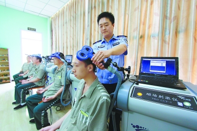 A police officer uses TMS on the drivers who are also alcoholics in the pilot program. (Photo: gmw.cn)