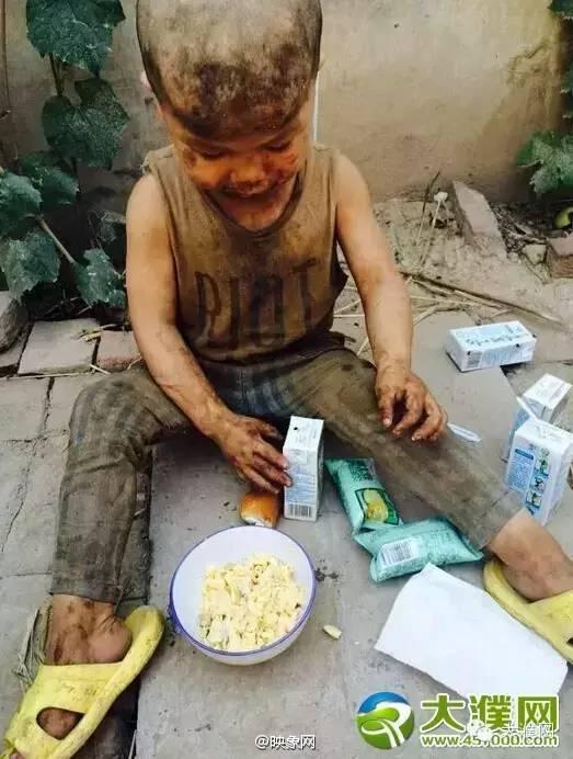 The boy from Qingfeng County in central China's Henan Province has had a miserable childhood.He has no friends, no proper food and nobody to properly care for him. His only companions are the pigs kept by his father.[Photo/weibo]