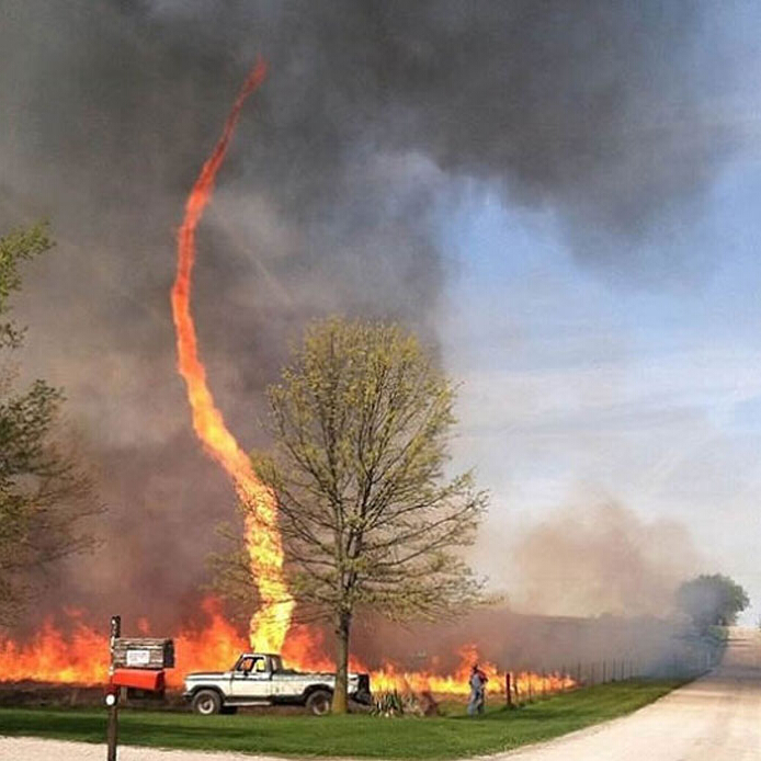 Fire tornado pictured in S. China