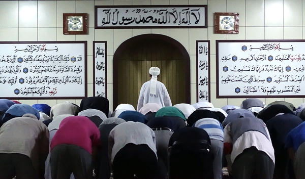 Muslims worship at a mosque in Urumqi, capital of the Xinjiang Uygur autonomous region, on Monday.[Photo/China Daily]