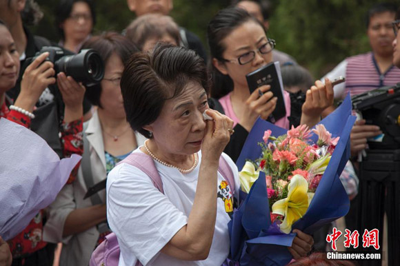 A group of 54 Japanese citizens, all now orphans, on Monday paid a visit to the graves of their adoptive Chinese parents in Fangzheng county in northeast China's Heilongjiang Province. [Photo/Chinanews.com]
