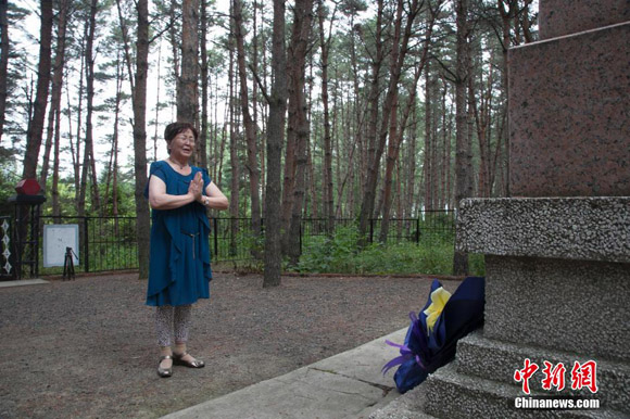 A group of 54 Japanese citizens, all now orphans, on Monday paid a visit to the graves of their adoptive Chinese parents in Fangzheng county in northeast China's Heilongjiang Province. [Photo/Chinanews.com]