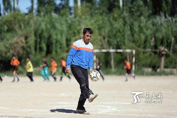 Football coach Akbar salay. [Photo/ts.cn] 