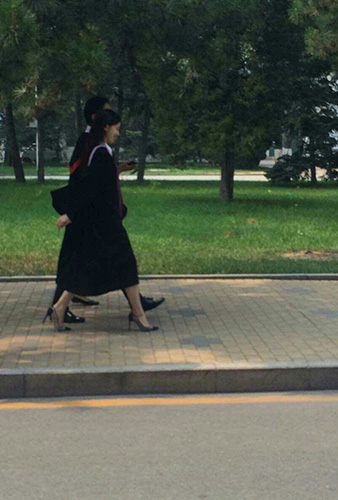 近日，一组“奶茶妹妹”章泽天在清华校园的毕业照在网上曝光，照片中，章泽天身穿清华大学学士服，长发过肩，样貌看起来清秀可爱。有网友爆料称，刘强东亲自陪同章泽天拍摄毕业照片，至于缺席毕业典礼的原因是，两人目前已赴美国休假。