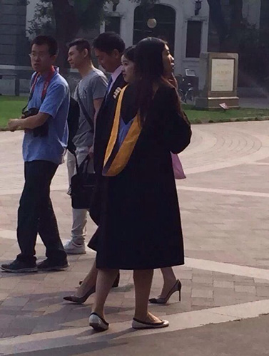 近日，一组“奶茶妹妹”章泽天在清华校园的毕业照在网上曝光，照片中，章泽天身穿清华大学学士服，长发过肩，样貌看起来清秀可爱。有网友爆料称，刘强东亲自陪同章泽天拍摄毕业照片，至于缺席毕业典礼的原因是，两人目前已赴美国休假。