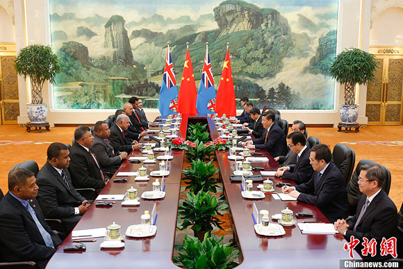 Chinese President Xi Jinping meets on Wednesday with Fijian Prime Minister Voreqe Bainimarama, July 15, 2015. [Photo/Chinanews.com]