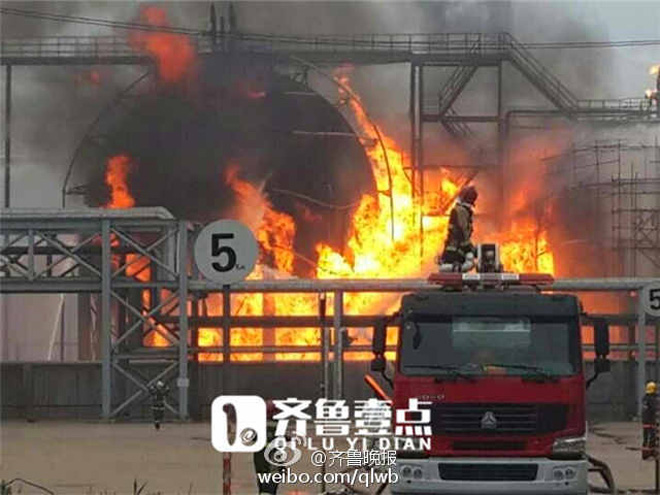 Firefighters arrive at a petrochemical plant which is engulfed in fire in east China's Shandong Province on Thursday, July 16, 2015. [Photo: Weibo.com/qlwb]