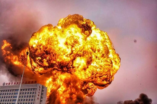 Fire is seen at a petrochemical plant in east China's Shandong Province on Thursday, July 16, 2015. The fire broke out as tanks containing liquified hydrocarbon leaked at the plant in the city of Rizhao. [Photo: dzwww.com]
