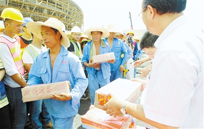 The Trade Union of southern China's Zhuhai City visited construction workers who were working in phase one project of the Hengqin International Tennis Center July 14. 