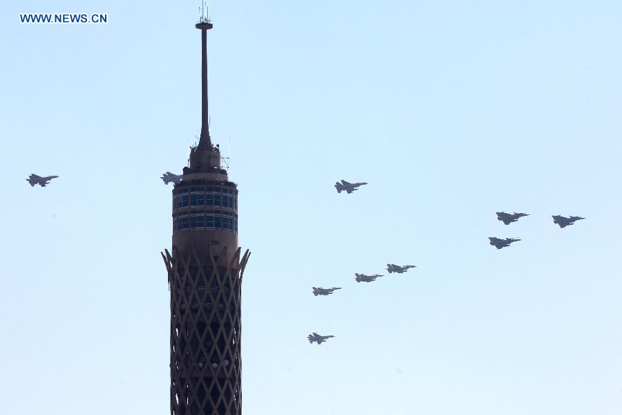 Three Rafale fighter jets from France (front) accompanied by warplanes of Egyptian Air Forces fly over the landmark Cairo Tower in downtown Cairo, capital of Egypt, on July 21, 2015. The Egyptian Armed Forces received three Rafale fighter jets from France as the first batch of a deal signed between the two countries in February, the Egyptian military spokesman said on Monday. [Photo/Xinhua]