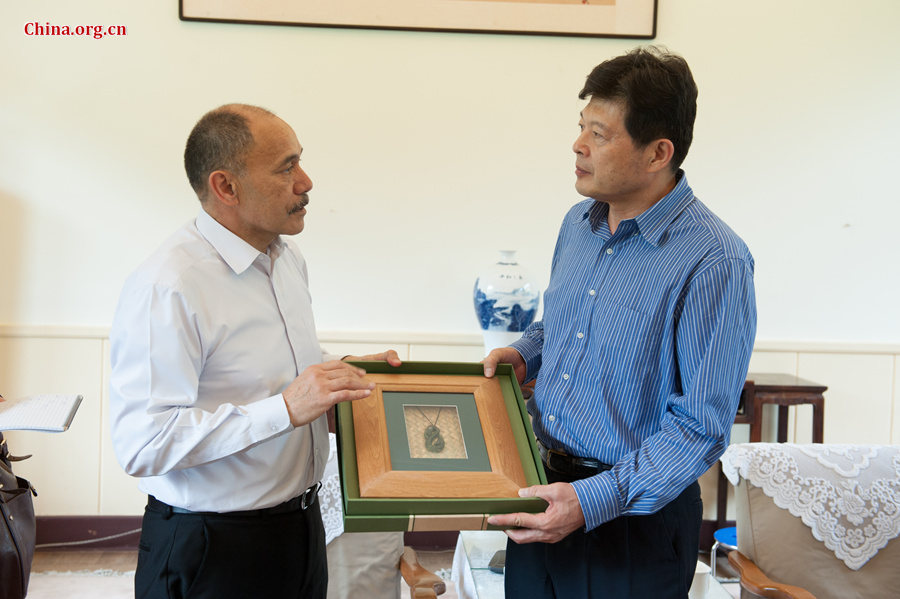 Governor-General of New Zealand Jerry Metaparae exchanges gifts with Qi Mingqiu, Deputy Chairperson of Soong Ching Ling Foundation, on Wednesday, July 22, 2015, during Metaparae's visit to China. [Photo by Chen Boyuan / China.org.cn]