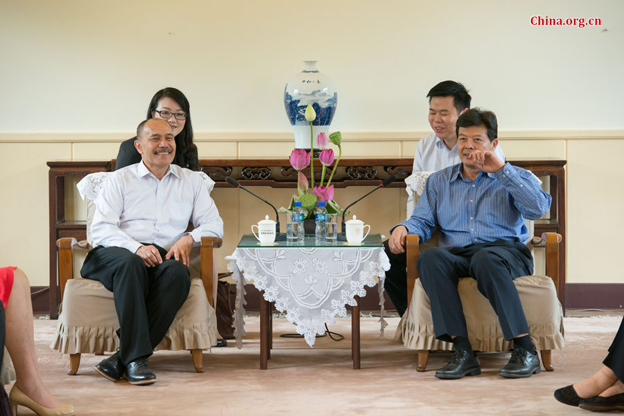 Governor-General of New Zealand Jerry Metaparae and Qi Mingqiu, Deputy Chairperson of Soong Ching Ling Foundation hold talks on Wednesday, July 22, 2015, during Metaparae's visit to China. [Photo by Chen Boyuan / China.org.cn]