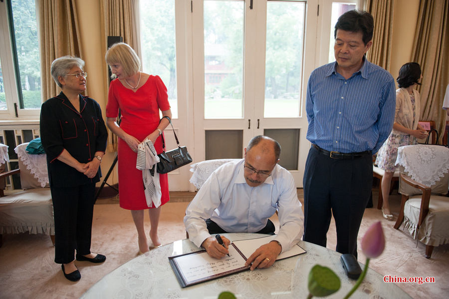 Governor-General of New Zealand Jerry Metaparae leaves a message at the former residence of Madame Soong Ching Ling, former Honorary President of China and wife of Dr. Sun Yat-sen, on Wednesday, July 22, 2015, during his visit to China. [Photo by Chen Boyuan / China.org.cn]