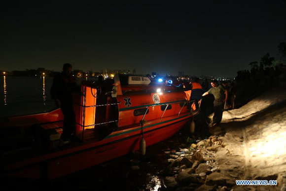 Egyptian rescuers search for the missing on the Nile River in the Warraq district of Giza, southwest of Cairo, Egypt, on July 23, 2015. At least 19 people died on Wednesday late night in a shipwreck on the Nile River, according to the statement from Egyptian Interior Ministry. [Photo/Xinhua]