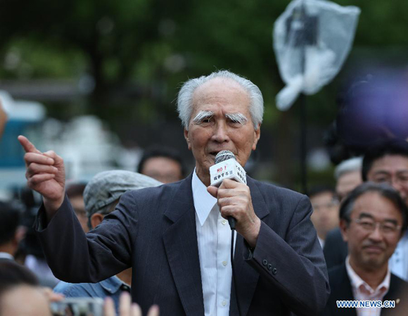 Former Japanese prime minister Tomiichi Murayama (C) delivers a speech outside the National Diet in Tokyo on July 23, 2015, to protest against a series of controversial security bills aiming to reinforce Japanese army's capacity and overturn the nation's 'purely defensive' defense posture significantly. While he spoke, hundreds of Japanese protestors rally there against the security bills. [Photo/Xinhua]