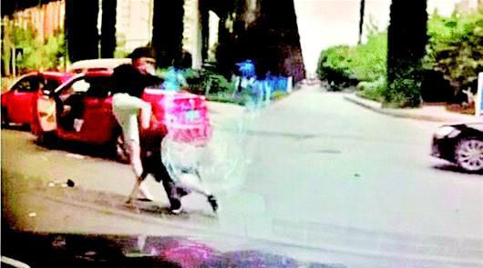 A photo shows a man beats up a female driver because of her dangerous driving in Chengdu in southwest China. [File Photo: ctdsb.cnhubei.com] 