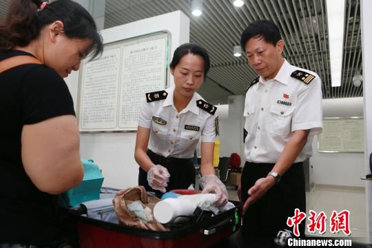 In Hengqin Port, the customs and the inspection and quarantine department begin to reduce overlapping regulation through integration and optimization on July 16, 2015. 