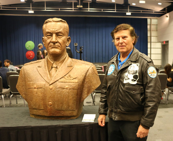 Dan Petach poses on Monday with a sculpture of General Claire Lee Chennault, commander of the Flying Tigers, or the American Volunteer Group, during WWII in China helping the Chinese fighting Japanese aggressors. Dan's uncle John Petach served in the Flying Tigers in China. An exhibit, titled Welcome Home, Flying Tigers, is being held on July 27-28 at the Ronald Reagan Building in Washington. [Photo/China Daily]