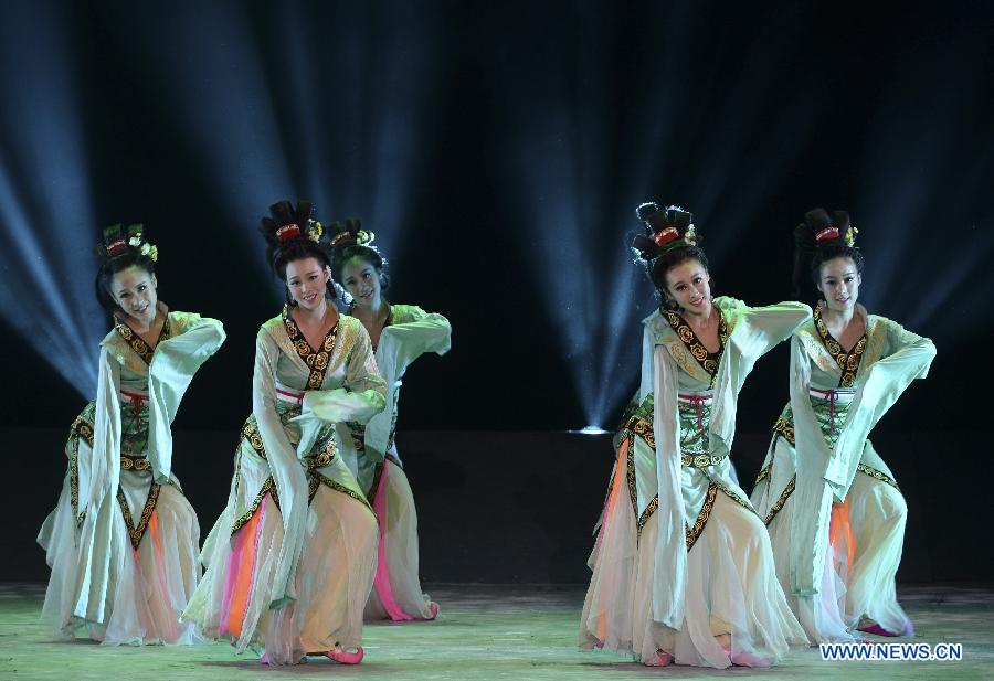 Dancers from Beijing Dance Academy perform during the 4th China Xinjiang International Folk Dancing Festival in Urumqi, northwest China's Xinjiang Uygur Autonomous Region, July 28, 2015. [Xinhua]