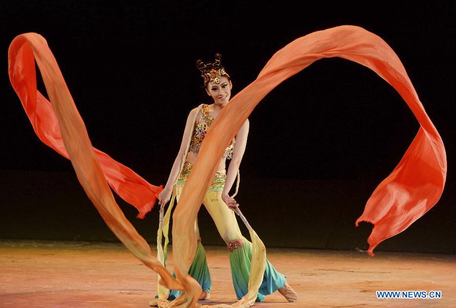 A dancer from Beijing Dance Academy performs during the 4th China Xinjiang International Folk Dancing Festival in Urumqi, northwest China's Xinjiang Uygur Autonomous Region, July 28, 2015. [Xinhua]