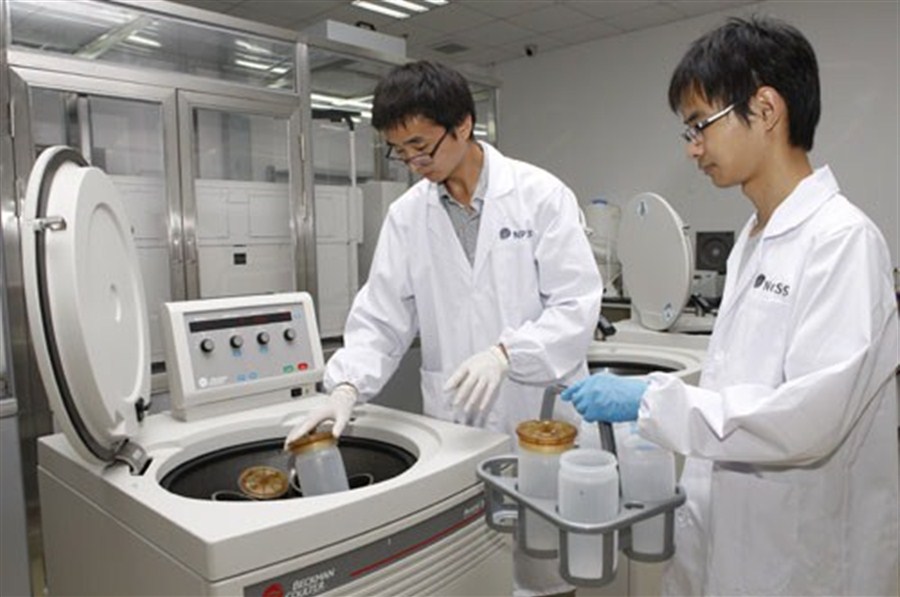 Scientists work at the National Center for Protein Science Shanghai yesterday. The world’s first comprehensive protein research facility, located in Zhangjiang Hi-tech Park, has passed national evaluation. — Xinhua