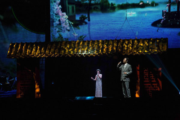 A virtual version of the Chinese pop icon Teresa Teng sings on stage in Taipei in May, 2015. A virtual concert featuring Teng will be held in Shanghai in August. [China.org.cn]