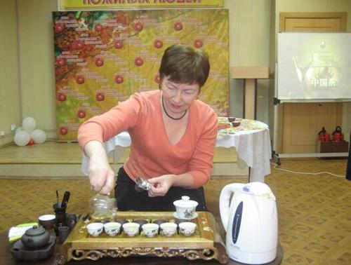 A teacher gives a lesson about the Chinese tea culture at the Confucius Institute of Blagoveshchensk State Pedagogical University in Russia. [File photo]