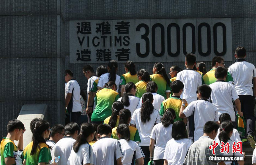 Some 1,200 students from east China's Jiangsu Province, Hong Kong, Macao and Taiwan, pay tribute at the Memorial Hall for Victims of the Nanjing Massacre by Japanese Invaders in Nanjing, the capital of east China's Jiangsu Province on July 29, 2015. [Photo: Chinanews.com] 