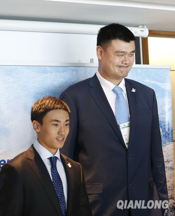 7月29日,姚明和冰球小将宋安东现身吉隆坡驻地酒店接受中外媒体采访.