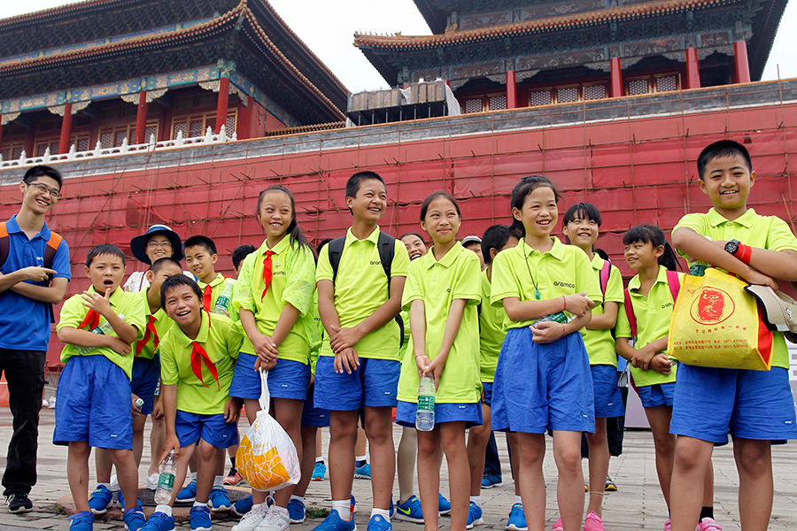 Students stand in group at the Palace Museum in Beijing on July 30, 2015. [Photo by Zhu Xingxin/chinadaily.com.cn]
